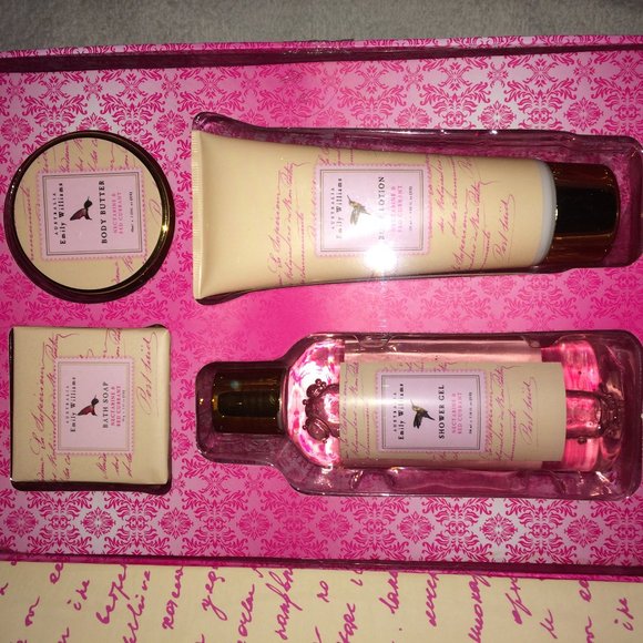 Emily Williams Nectarine & Red Currant Bath Set  - Picture 5 of 6